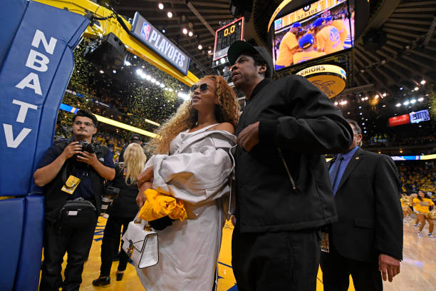 Beyoncé y Jay-Z salen de la cancha después del Juego 1 de las semifinales de la Conferencia Oeste de la NBA en el Oracle Arena en Oakland, California, el sábado 28 de abril...