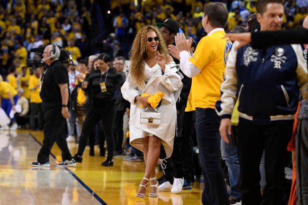 Beyonce se despide del copropietario de los Golden State Warriors, Joe Lacob, cuando abandona el juego después del Juego 1 de las semifinales de la Conferencia Oeste de la NBA en...