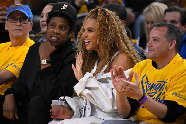 Jay-Z y Beyonce se sientan en la cancha mientras los Golden State Warriors se enfrentan a los New Orleans Pelicans en el primer cuarto del Juego 1 de la NBA Western...