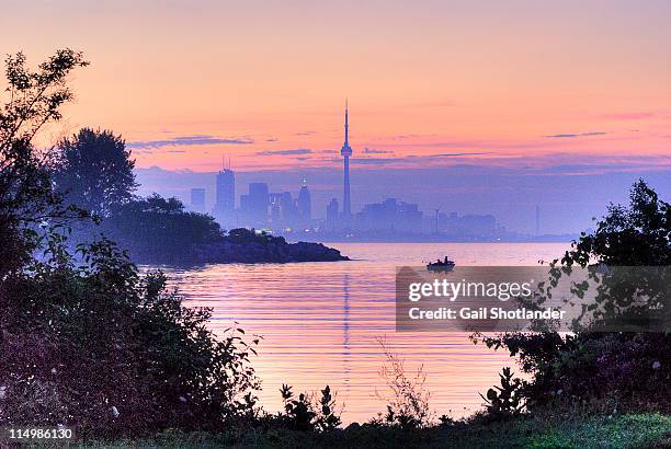 sunrise fishing in toronto - ontariosee stock-fotos und bilder