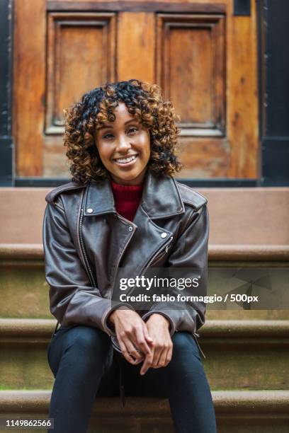 pretty african american girl in new york - new yorker building 個照片及圖片檔