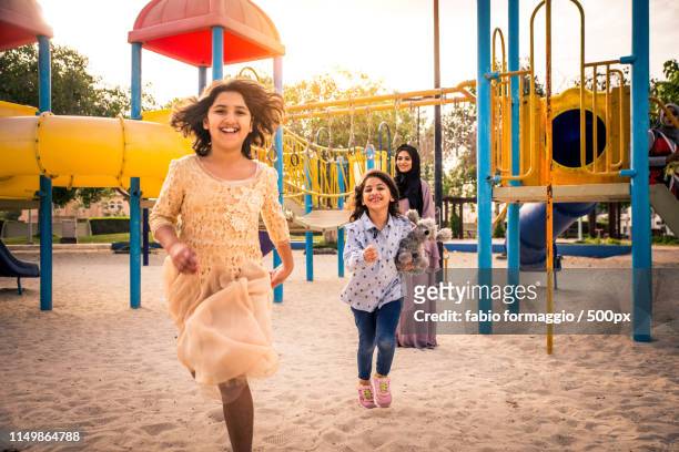 happy family in dubai - happy arab family on travel stockfoto's en -beelden