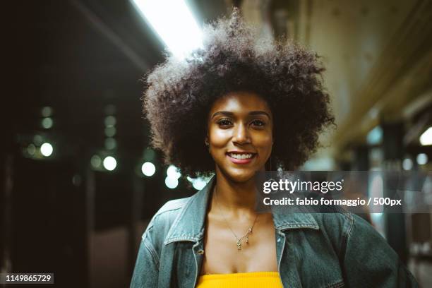 beautiful woman in new york - new yorker building 個照片及圖片檔