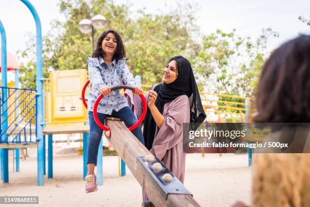 happy family in dubai - happy arab family on travel stockfoto's en -beelden
