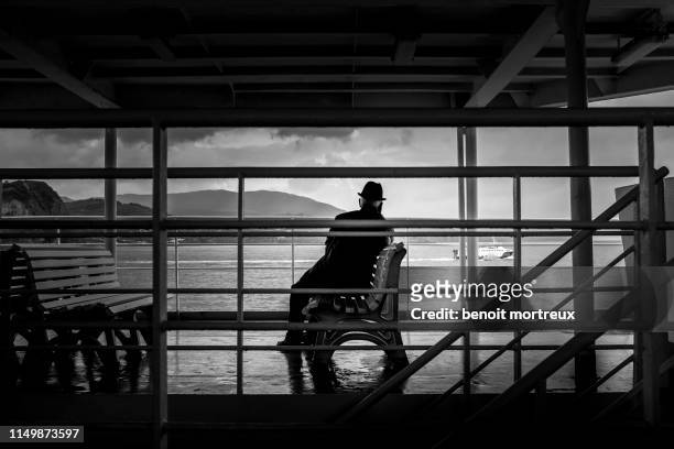 l'homme au chapeau, seul, sur un bateau au milieu de l'atlantique - azores people stock pictures, royalty-free photos & images