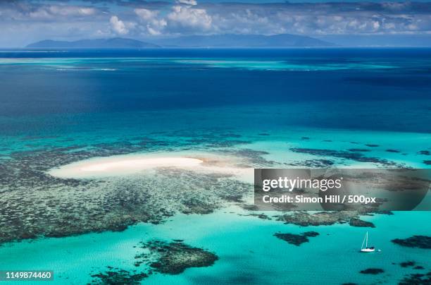 seclusion and serenity - cairns australië stockfoto's en -beelden
