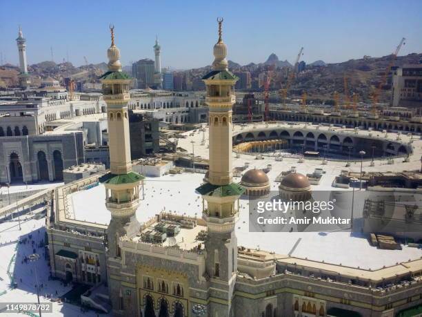 pilgrims worshiping in mecca for umrah and prayer - masjid al haram stock pictures, royalty-free photos & images