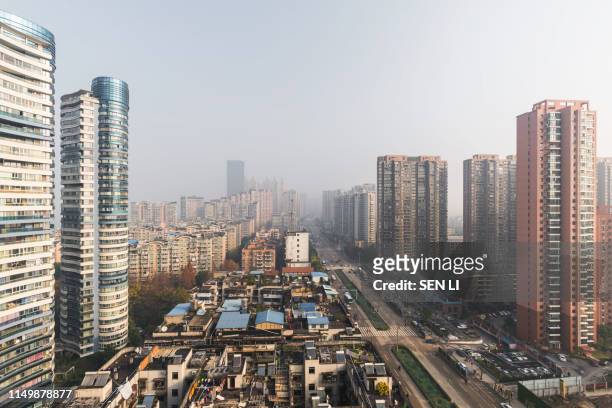 wuhan cityscape during the day time - wuhan stock-fotos und bilder