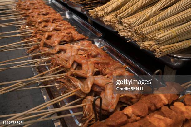 street food in china: barbecue frog, wuhan, hubu street - wuhan stock-fotos und bilder