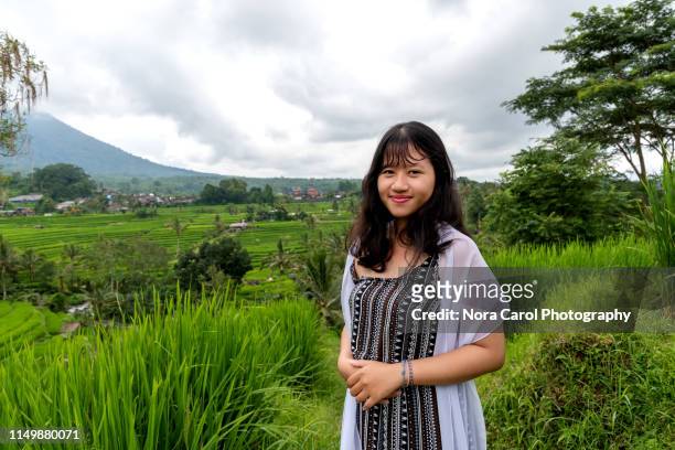 portrait of young balinese woman at jatiluwih rice terrace - malaiischer herkunft stock-fotos und bilder