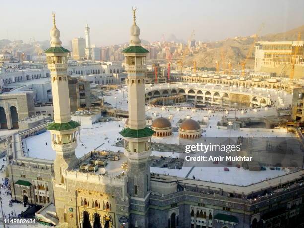 men and women pilgrims gathering around al-haram mosque for prayer - grand mosque stock pictures, royalty-free photos & images