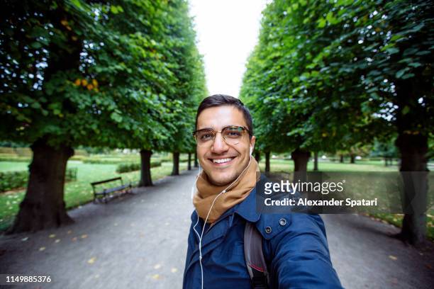 selfie of a happy smiling man in sunglasses - selandia fotografías e imágenes de stock