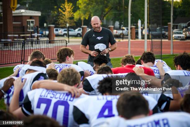 Tenn. Former Super Bowl winning quarterback and ESPN NFL analyst Trent Dilfer says a prayer with his team before the start of practice as the new...