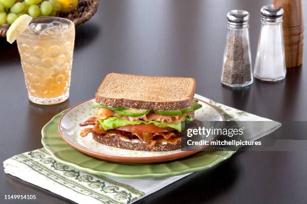 bacon avocado club - bocadillo de beicon lechuga y tomate fotografías e imágenes de stock