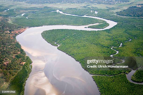 the limpopo river near xai-xai - province du limpopo photos et images de collection