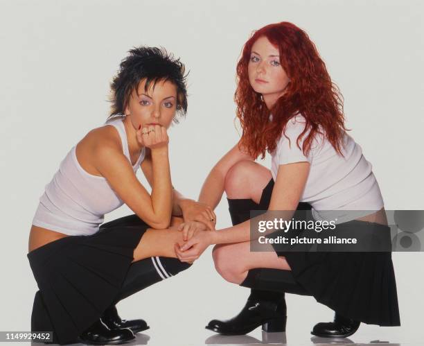 Julija Wolkowa und Jelena Katina von der russischen Mädchenband "t.A.T.u." bei einem Fotoshooting in Deutschland, 2003. Julija Wolkowa and Jelena...