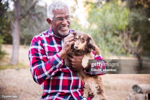 man en zijn beste vriend - middle age man with dog stockfoto's en -beelden