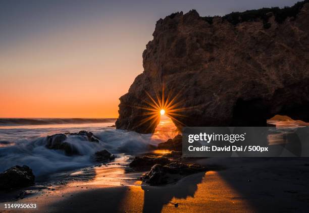 el matador beach sunset - malibu beach stockfoto's en -beelden