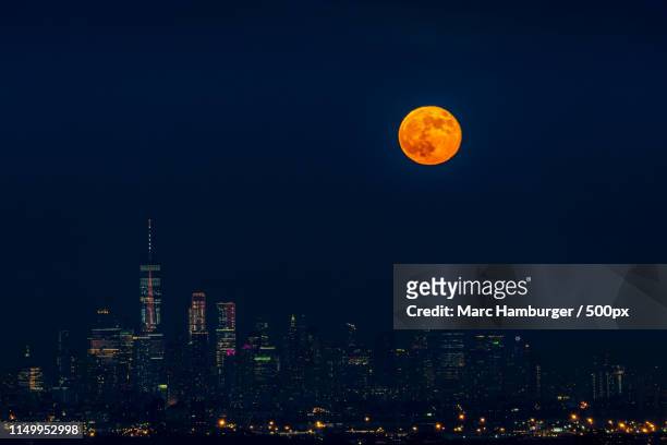 strawberry moon - west orange stockfoto's en -beelden