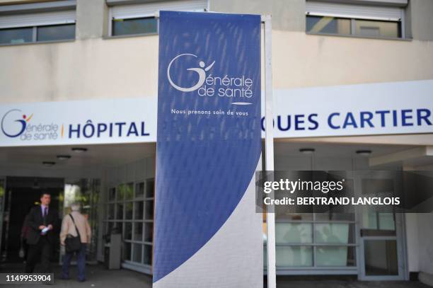 Photo prise de l'entrée de l'hôpital privé Jacques-Cartier de Massy, le 30 août 2011. Cinq personnes sont décédées en juillet, après que le germe de...