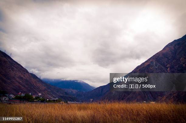 mountain landscape under overcast sky - 王 stock pictures, royalty-free photos & images