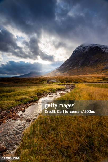 light the way - brandloch stockfoto's en -beelden