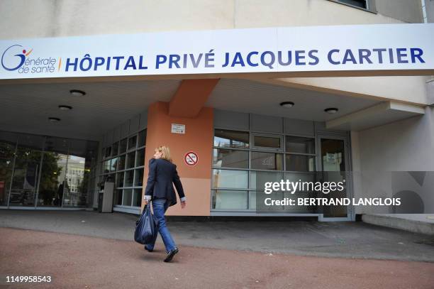 Une personne rentre dans l'hôpital privé Jacques-Cartier de Massy, le 30 août 2011. Cinq personnes sont décédées en juillet, après que le germe de la...