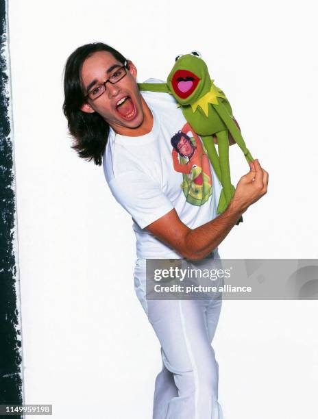 Daniel Küblböck, deutscher Sänger, bei einem Promoshoot mit Frosch Kermit in München, Deutschland 2003. German singer Daniel Kueblboeck during a...