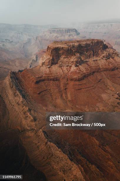 grand canyon heli view - estrato de roca fotografías e imágenes de stock