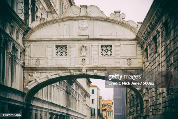 the bridge of sighs is a bridge located in venice, northern italy the enclosed bridge is made of - bridge of sigh stock pictures, royalty-free photos & images