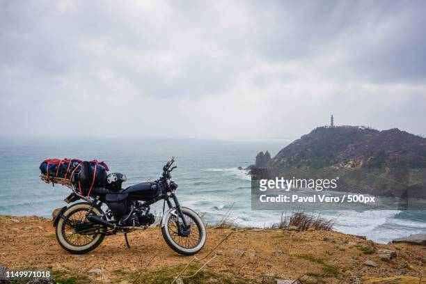 bike on the rock moto travel in vietnam - mare moto foto e immagini stock