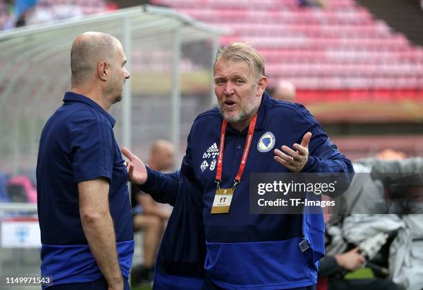 Head coach Robert Prosinecki of Bosnien Herzegowina gestures prior to the UEFA Euro 2020 Qualifier match between Finland and Bosnien Herzegowina at...