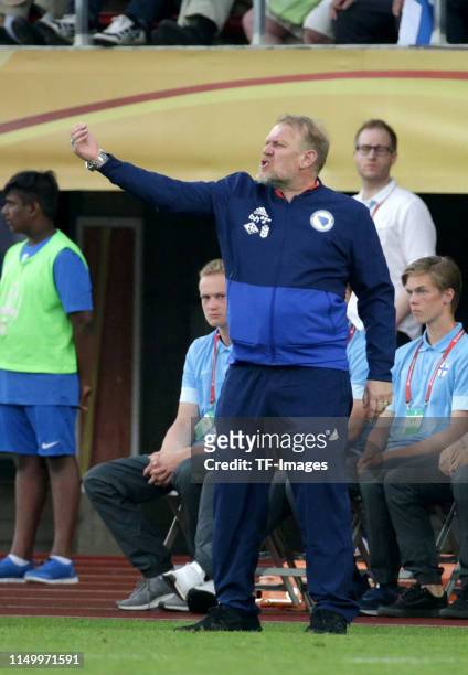 Head coach Robert Prosinecki of Bosnien Herzegowina gestures during the UEFA Euro 2020 Qualifier match between Finland and Bosnien Herzegowina at...