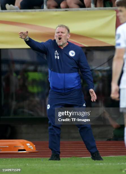 Head coach Robert Prosinecki of Bosnien Herzegowina gestures during the UEFA Euro 2020 Qualifier match between Finland and Bosnien Herzegowina at...