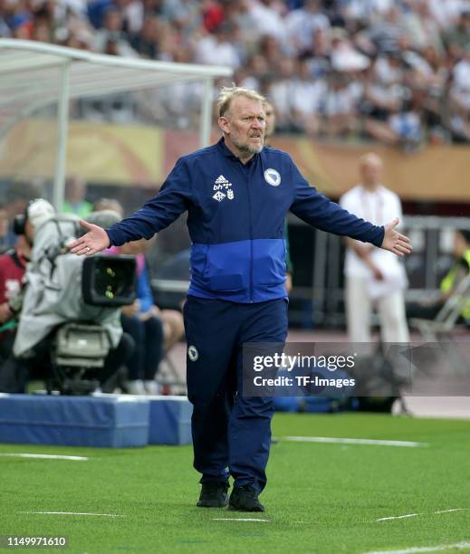 Head coach Robert Prosinecki of Bosnien Herzegowina gestures during the UEFA Euro 2020 Qualifier match between Finland and Bosnien Herzegowina at...