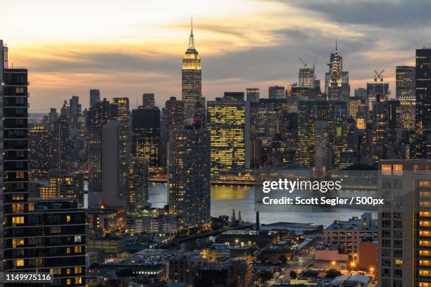 lic views - long island city photos et images de collection