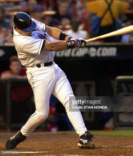 Mike Piazza of the New York Mets slams his 24th home run of the year off Philadelphia Phillies pitcher Dave Coggin in third inning 27 July 2001 at...