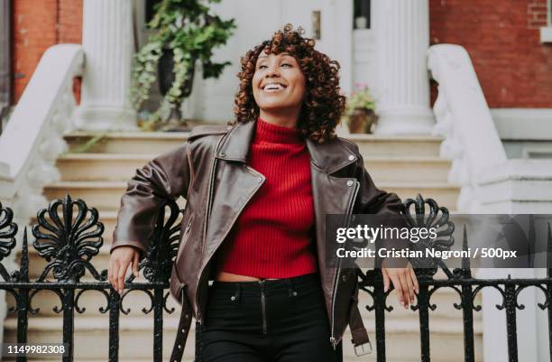 beautiful girl walking in new york city, concept about new yorke - girl doorbell stockfoto's en -beelden