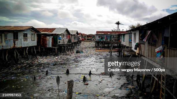 slums at hanuabada village at the outskirts of port moresby, papua new guinea - papua new guinea foto e immagini stock