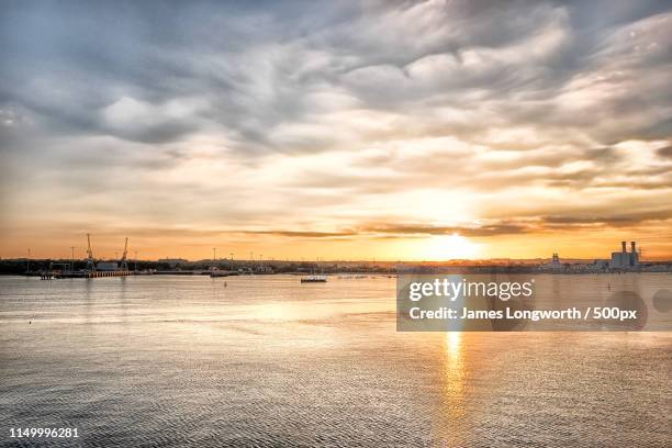 evening skies - southampton inglaterra imagens e fotografias de stock