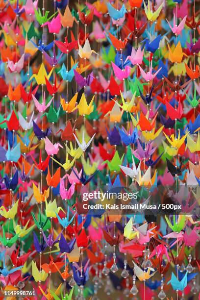 origami crane decorations - origami a forma di gru foto e immagini stock