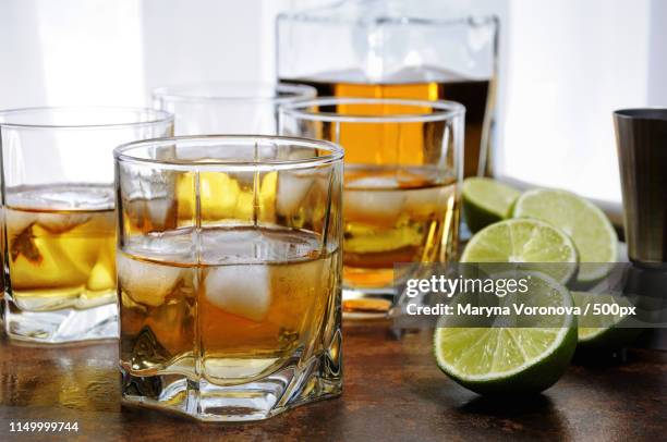 whiskey with ginger ale and lime - ginger glasses stock-fotos und bilder