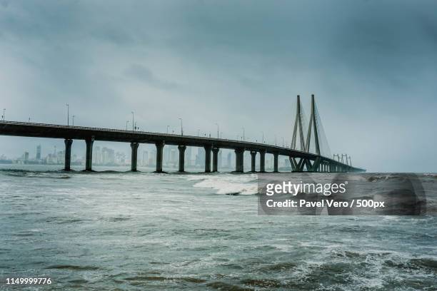 a huge bridge on the coast of the arabian sea - mumbai bridge stock pictures, royalty-free photos & images