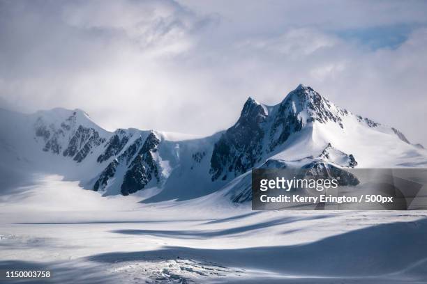antarctic mountains - snowy mountain stock pictures, royalty-free photos & images