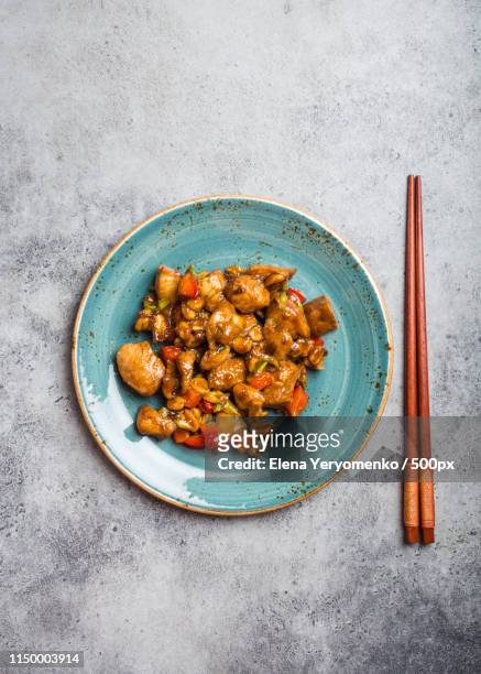 kung pao chicken - szechuan cuisine stockfoto's en -beelden
