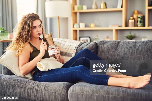 schokolade hilft immer - verlangen verhalten und emotionen stock-fotos und bilder