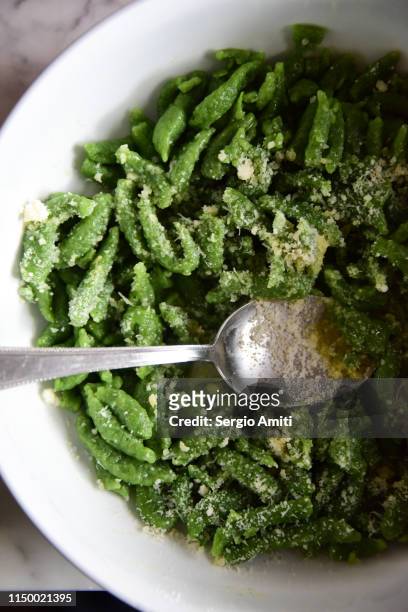 spinach spätzle with parmesan cheese - pasta agli spinaci foto e immagini stock