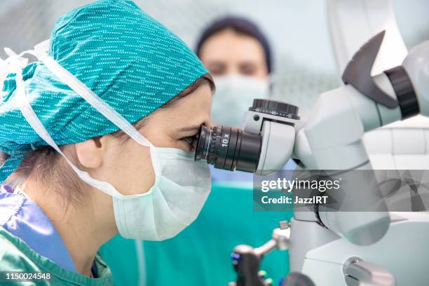 micro chirurgie met chirurgie robot - microchirurgie stockfoto's en -beelden