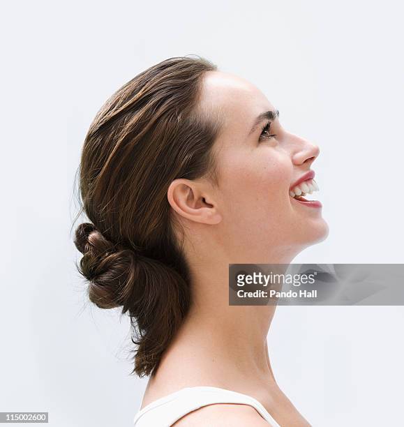 portrait of a young woman laughing, side view - coque cabelo para cima - fotografias e filmes do acervo