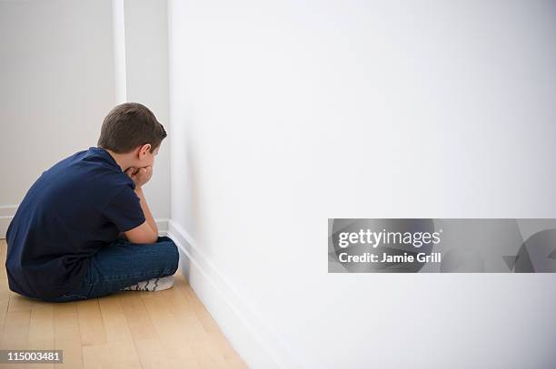 young boy sulking in corner - 處罰 個照片及圖片檔